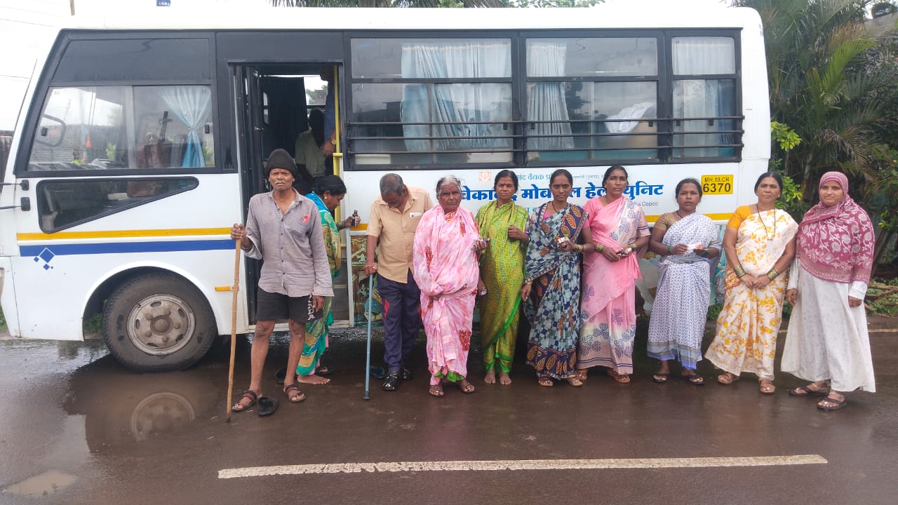 Vivekanand Mobile Health Unit with community members
